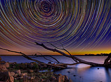 Австралийский фотограф-любитель Линкольн Харрисон проявил колоссальное терпение, чтобы снять движение звезд по ночному небу в течение длительного периода времени
