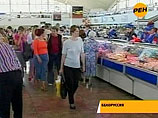 После падения курса белорусского рубля россияне массово едут в приграничные города Белоруссии и скупают продукты питания и другие товары по низким, по сравнению с российскими, ценам