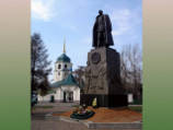 В Иркутске Патриарх возложил к памятнику Колчаку букет белых роз