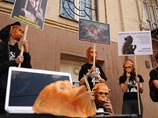 Посольство Израиля в Москве осадили зоозащитники в обезьяньих масках (ФОТО)