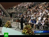 Медведев похвалил Москву за внимание к ветеранам и метро, а Собянин - за дороги и дворы