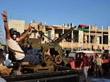 Сотни ополченцев, лояльных переходному правительству Ливии, подходят вплотную к городу Бани-Валид - одному из последних анклавов, остающихся под контролем Муаммара Каддафи