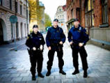 Шведских полицейских научат вежливо общаться по-арабски