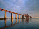 В Шотландии хотят наконец докрасить мост, беспрерывность работы над которым породила поговорку