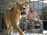 Владелец украинского зоопарка 35  дней прожил с львицей Катей: она перевернула его сознание