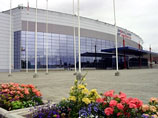 Было решено в восемь часов вечера собраться у "Арены-2000" - домашнего стадиона "Локомотива" - чтобы почтить память погибших игроков
