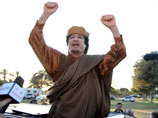 Схватить Каддафи "живым или мертвым" обещали новые власти Ливии. Хотя ранее выдвигались предположения, что Каддафи мог покинуть Ливию