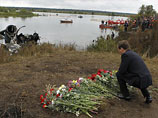 Медведев, срочно изменив график, привез красные розы к месту гибели хоккеистов "Локомотива"