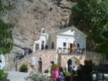 Святилище, которое частично высечено в скале на горе Ауторе, было создано в V столетии