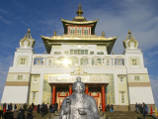 Более сотни участников встречи соберутся в "Золотой обители Будды Шакьямуни" в Элисте - самом большом буддийском храме в России и Европе