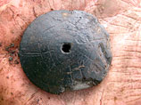 Уникальные глиняные диски с петроглифическими знаками впервые обнаружены при раскопках доисторических свайных жилищ на Аляске - первый диск археологи приняли за обыкновенный камень
