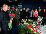 Глава правительства возложил к фотографии каждого из погибших по две красные гвоздики
