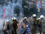 Греческие анархисты подожгли бутылками с зажигательной смесью полицейский автобус у министерства культуры в центре Афин