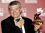 Александр Сокуров, получивший главный приз Венецианского кинофестиваля за свой последний фильм "Фауст", заявил, что, к сожалению, не может считать себя в полной мере российским режиссером