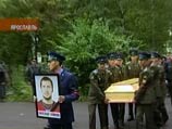 Траурная церемония, на которой присутствовали около 500 человек, состоялась под выстрелы караула и гимн России Траурная церемония, на которой присутствовали около 500 человек, состоялась под выстрелы караула и гимн России