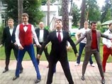 Кремль не понимает, почему из эфира Первого канала передачи КВН вырезали пародию на танец президента России Дмитрия Медведева Кремль не понимает, почему из эфира Первого канала передачи КВН вырезали пародию на танец президента России Дмитрия Медведева