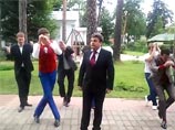 "Президент спокойно относится к своим пародиям, - отметила она "Русской службе новостей". - Более того, он сам в Twitter размещал ссылки на наиболее понравившиеся ему пародии на себя, поэтому я не вижу никаких проблем" "Президент спокойно относится к своим пародиям, - отметила она "Русской службе новостей". - Более того, он сам в Twitter размещал ссылки на наиболее понравившиеся ему пародии на себя, поэтому я не вижу никаких проблем"