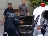 В машине, на которой преступники уехали с места убийства и которую затем подожгли в одном из московских дворов, помимо пистолета, были найдены глянцевый журнал и солнечные очки