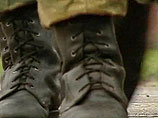 По рассказам солдат, "деды" отбирают у них новую обувь, давая взамен старую