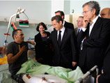 Сначала оба лидера прибыли на вертолете в местный госпиталь, где находятся раненые во время войны в Ливии
