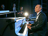 Когда Путин еще раз общался с актерами, готовящими капустник, его внимание привлек большой белый рояль, стоявший за кулисами