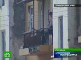 Вооруженную группу блокировали в квартире одного из домов в центре Уссурийска. Двое участников банды - Андрей Сухорада и Александр Сладких - тогда покончили жизнь самоубийством