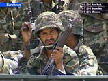 На место происшествия выдвинулся отряд пакистанских военных, чтобы собрать обломки разбившегося беспилотника, однако, первыми у цели оказались боевики