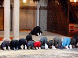 В Париже покончили с пятничными молитвами на улицах: мусульман "скрыли" с глаз парижан в бывшей казарме