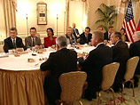 Госсекретарь США Хиллари Клинтон и министр иностранных дел России Сергей Лавров на встрече в Нью-Йорке обсудили возможность возобновления мирных переговоров между Израилем и палестинцами
