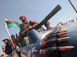 В воскресенье повстанцы отступили из Бани-Валида под шквальным огнем сторонников Каддафи