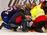 Бывший уголовник спас жизнь хоккеисту, проглотившему во время матча язык