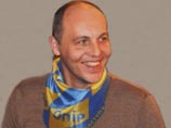 Украинский министр получил от студентки с букетом хризантем "удар братьев Кличко"