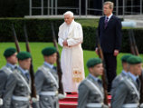 Папе в Берлине оказали высшие воинские почести