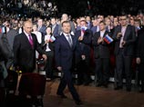 Ровно в час дня после вступительных выступлений под аплодисменты в зале появились Дмитрий Медведев и Владимир Путин