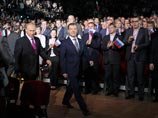 Ровно в час дня после вступительных выступлений под аплодисменты в зале появились Дмитрий Медведев и Владимир Путин Ровно в час дня после вступительных выступлений под аплодисменты в зале появились Дмитрий Медведев и Владимир Путин