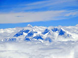С борта самолета туристы осматривали пик Эверест