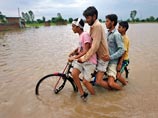 В Индии 86 человек погибли, более двух миллионов людей вынуждены были покинуть дома из-за наводнения, которое вызвано непрекращающимися ливнями - две недели назад в стране начался сезон дождей