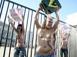 В Киеве возле НСК "Олимпийский" во вторник утром прошла акция движения FEMEN, приуроченная к визиту президента УЕФА Мишеля Платини, инспектирующего подготовку Украины к проведению чемпионата Европы по футболу