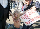 В Киеве полуголые феминистки поджидали Мишеля Платини с канистрой бензина