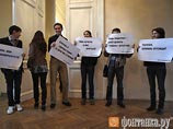 Как сообщает "Фонтанка.ру", студенты встретили экс-шпионку оскорбительными плакатами