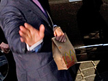 В качестве доказательства того, что снимки у него есть, мужчина выложил фото, на котором Медведев с пакетом McDonald's идет к своей машине