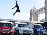 Британский атлет готовится к Играм-2012, прыгая через автомобили (ВИДЕО)