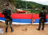 Одновременно сообщается, что косовские сербы продолжают укреплять баррикады, возведенные возле двух спорных контрольно-пропускных пунктов (КПП), за которые в последние недели у местных жителей развернулись столкновения с силами НАТО