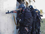 От рук бандитов уже погибли два милиционера, в том числе боец специального отряда "Беркут", а четверо их коллег получили ранения