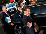 Оправдались подозрения блоггеров, что появившаяся на днях в Сети фотография, на которой президент Дмитрий Медведев идет к машине с пакетом из McDonald's в руке, является фейком