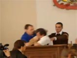 На сессии Луганского горсовета подрались, охраннику откусили палец (ВИДЕО) На сессии Луганского горсовета подрались, охраннику откусили палец (ВИДЕО)