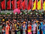 По случаю национального праздника площади и проспекты китайской столицы украшены яркими цветочными композициями, повсюду развешаны красные транспаранты с патриотическими призывами и флаги КНР