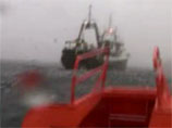 Береговая охрана Норвегии опубликовала в понедельник фотографии, на которых видно, что с траулера "Сапфир-2" , рыбачившего в водах Шпицбергена, происходит сброс рыбы