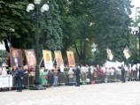 До 200 человек собрались сегодня утром у здания Верховной Рады Украины на акцию протеста против введения паспортов с биометрическими данными