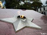 Вечный огонь у мемориала "Боевая Слава Тихоокеанского флота" во Владивостоке, погашенный на днях из-за долгов, был вновь зажжен в среду утром сотрудниками компании "Приморский газ" Вечный огонь у мемориала "Боевая Слава Тихоокеанского флота" во Владивостоке, погашенный на днях из-за долгов, был вновь зажжен в среду утром сотрудниками компании "Приморский газ"